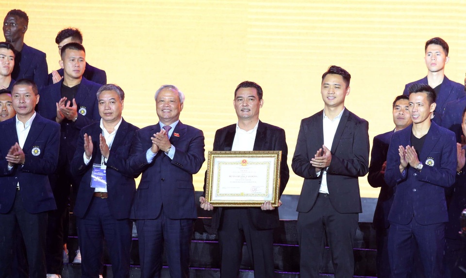 Quang Hải, Bùi Tiến Dũng diện vest bảnh bao trong lễ mừng công CLB Hà Nội - 6 Quang Hải, Bùi Tiến Dũng diện vest bảnh bao trong lễ mừng công CLB Hà Nội - 6
