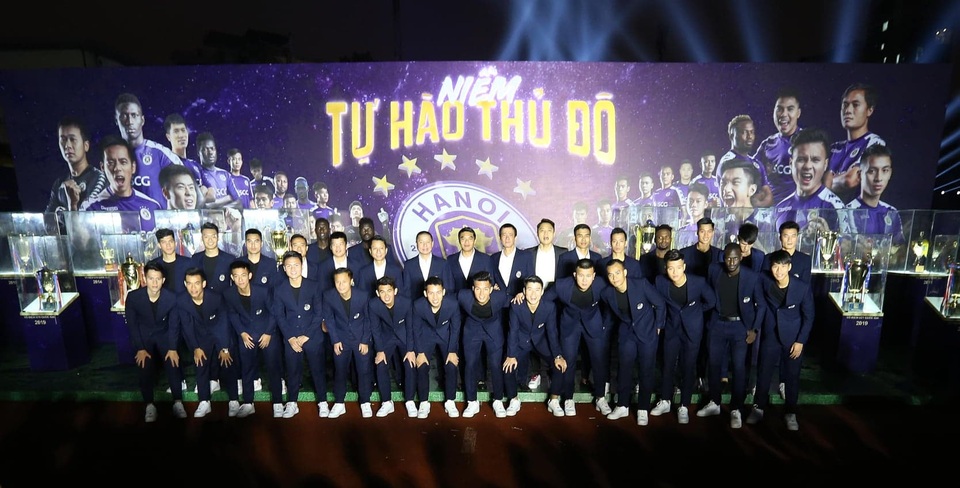Quang Hải, Bùi Tiến Dũng diện vest bảnh bao trong lễ mừng công CLB Hà Nội - 10 Quang Hải, Bùi Tiến Dũng diện vest bảnh bao trong lễ mừng công CLB Hà Nội - 10