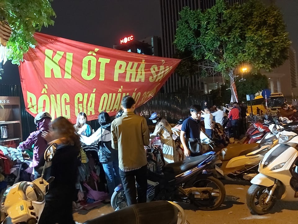 Bật cười với các chiêu độc “hút” khách của chủ cửa hàng thời khó khăn - 1 Bật cười với các chiêu độc “hút” khách của chủ cửa hàng thời khó khăn - 1