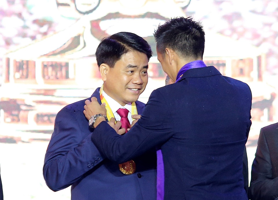 Quang Hải, Bùi Tiến Dũng diện vest bảnh bao trong lễ mừng công CLB Hà Nội - 7 Quang Hải, Bùi Tiến Dũng diện vest bảnh bao trong lễ mừng công CLB Hà Nội - 7