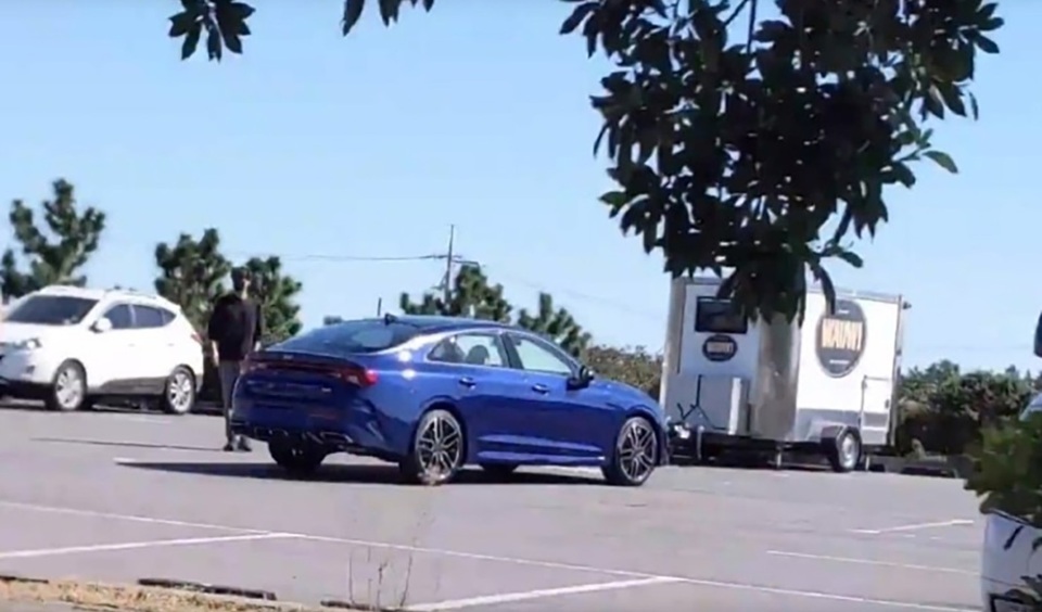 Xuất hiện hình ảnh Kia Optima thế hệ mới ngoài đời thực - 2 Xuất hiện hình ảnh Kia Optima thế hệ mới ngoài đời thực - 2
