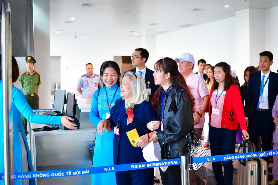 Chuyến bay đặc biệt trên chiếc Boeing 787 của các cụ già ở nhà dưỡng lão - 1 Chuyến bay đặc biệt trên chiếc Boeing 787 của các cụ già ở nhà dưỡng lão - 1