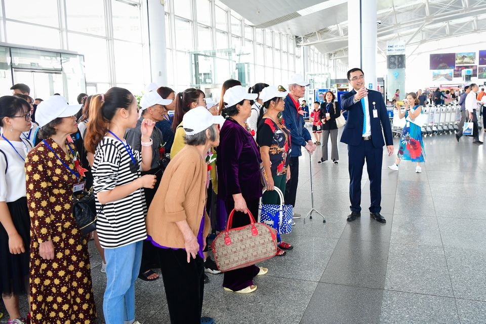 Chuyến bay đặc biệt trên chiếc Boeing 787 của các cụ già ở nhà dưỡng lão - 4 Chuyến bay đặc biệt trên chiếc Boeing 787 của các cụ già ở nhà dưỡng lão - 4