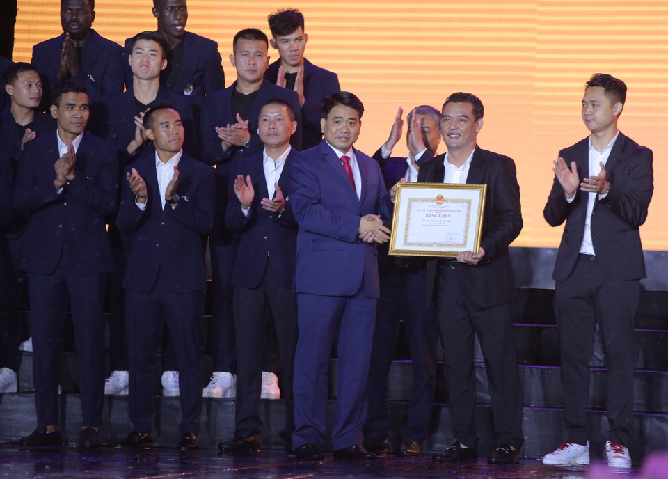 Hà Nội FC dành tặng chức vô địch cho người hâm mộ, đón nhận huân chương lao động hạng Ba - 3 Hà Nội FC dành tặng chức vô địch cho người hâm mộ, đón nhận huân chương lao động hạng Ba - 3