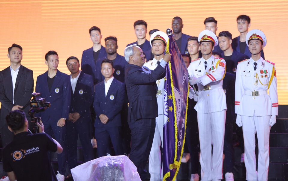 Hà Nội FC dành tặng chức vô địch cho người hâm mộ, đón nhận huân chương lao động hạng Ba - 1 Hà Nội FC dành tặng chức vô địch cho người hâm mộ, đón nhận huân chương lao động hạng Ba - 1