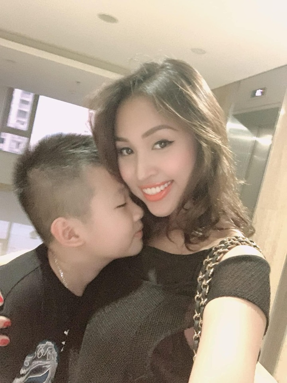 Vân Hugo bất ngờ khi con trai 10 tuổi nói muốn lấy vợ như mẹ - 1 Vân Hugo bất ngờ khi con trai 10 tuổi nói muốn lấy vợ như mẹ - 1