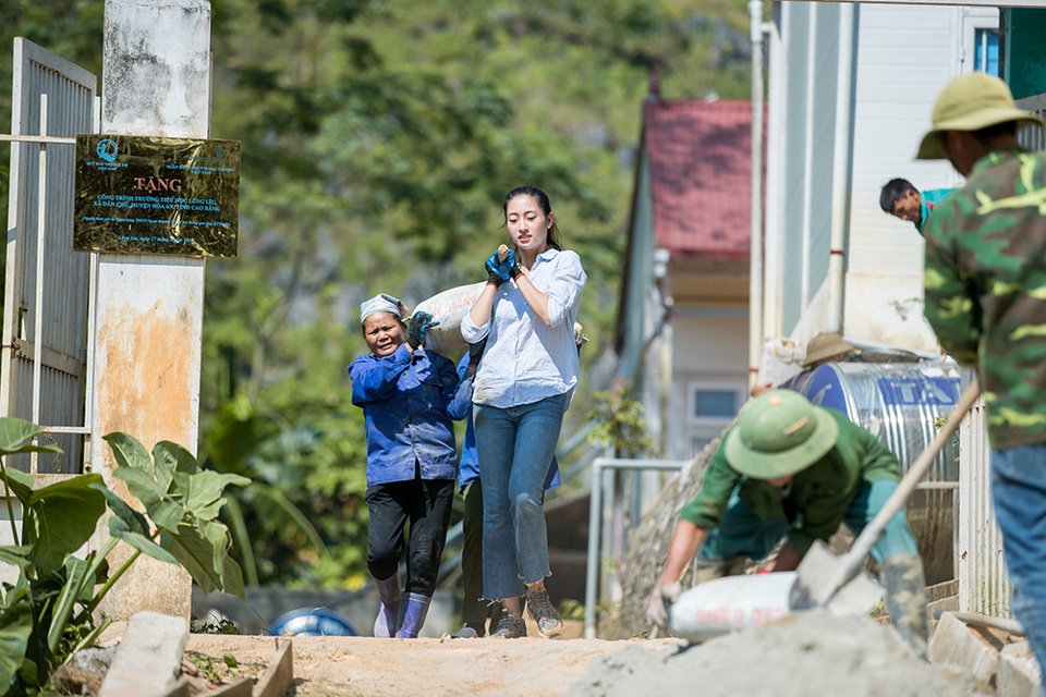 Hoa hậu Lương Thùy Linh vất vả vác vật liệu lên núi làm đường - 2 Hoa hậu Lương Thùy Linh vất vả vác vật liệu lên núi làm đường - 2