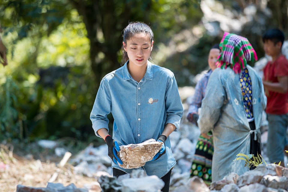 Hoa hậu Lương Thùy Linh vất vả vác vật liệu lên núi làm đường - 3 Hoa hậu Lương Thùy Linh vất vả vác vật liệu lên núi làm đường - 3