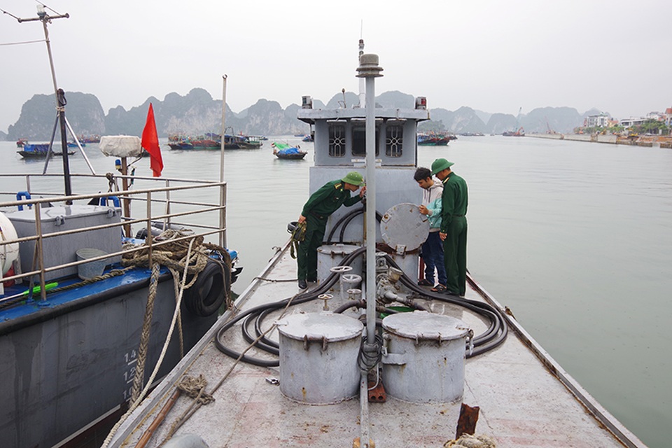 Biên phòng bắt giữ tàu chở 3.000 lít dầu DO không rõ nguồn gốc - 1 Biên phòng bắt giữ tàu chở 3.000 lít dầu DO không rõ nguồn gốc - 1