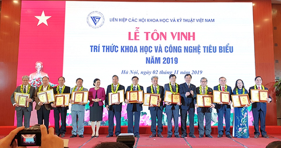 PGS.TS. Cao Hùng Phi, Hiệu trưởng Trường Đại học Sư phạm Kỹ thuật Vĩnh Long được tôn vinh trí thức khoa học và công nghệ tiêu biểu năm 2019 - 1 PGS.TS. Cao Hùng Phi, Hiệu trưởng Trường Đại học Sư phạm Kỹ thuật Vĩnh Long được tôn vinh trí thức khoa học và công nghệ tiêu biểu năm 2019 - 1