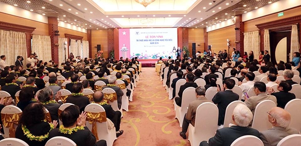 PGS.TS. Cao Hùng Phi, Hiệu trưởng Trường Đại học Sư phạm Kỹ thuật Vĩnh Long được tôn vinh trí thức khoa học và công nghệ tiêu biểu năm 2019 - 3 PGS.TS. Cao Hùng Phi, Hiệu trưởng Trường Đại học Sư phạm Kỹ thuật Vĩnh Long được tôn vinh trí thức khoa học và công nghệ tiêu biểu năm 2019 - 3