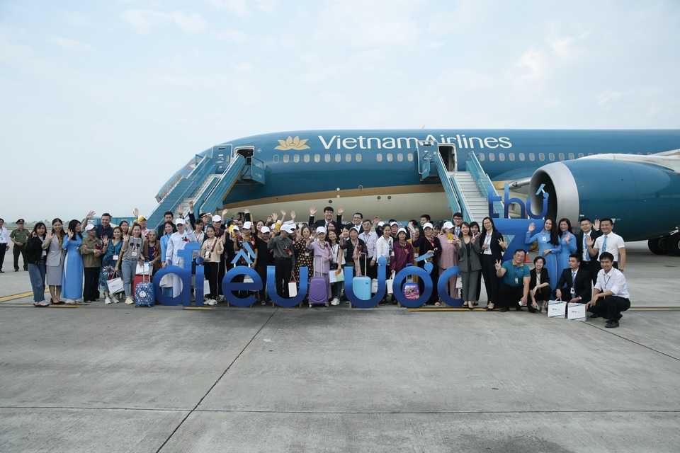Chuyến bay đặc biệt trên chiếc Boeing 787 của các cụ già ở nhà dưỡng lão - 8 Chuyến bay đặc biệt trên chiếc Boeing 787 của các cụ già ở nhà dưỡng lão - 8