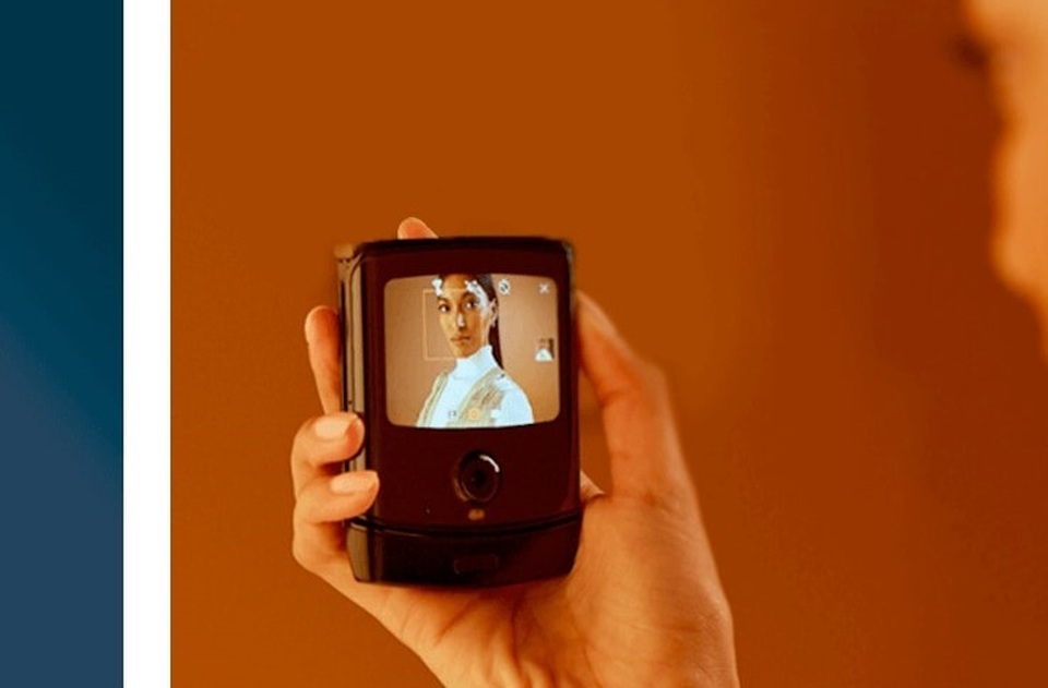 Xuất hiện thêm loạt ảnh chi tiết và rõ nét smartphone màn hình gập của Motorola - 3 Xuất hiện thêm loạt ảnh chi tiết và rõ nét smartphone màn hình gập của Motorola - 3