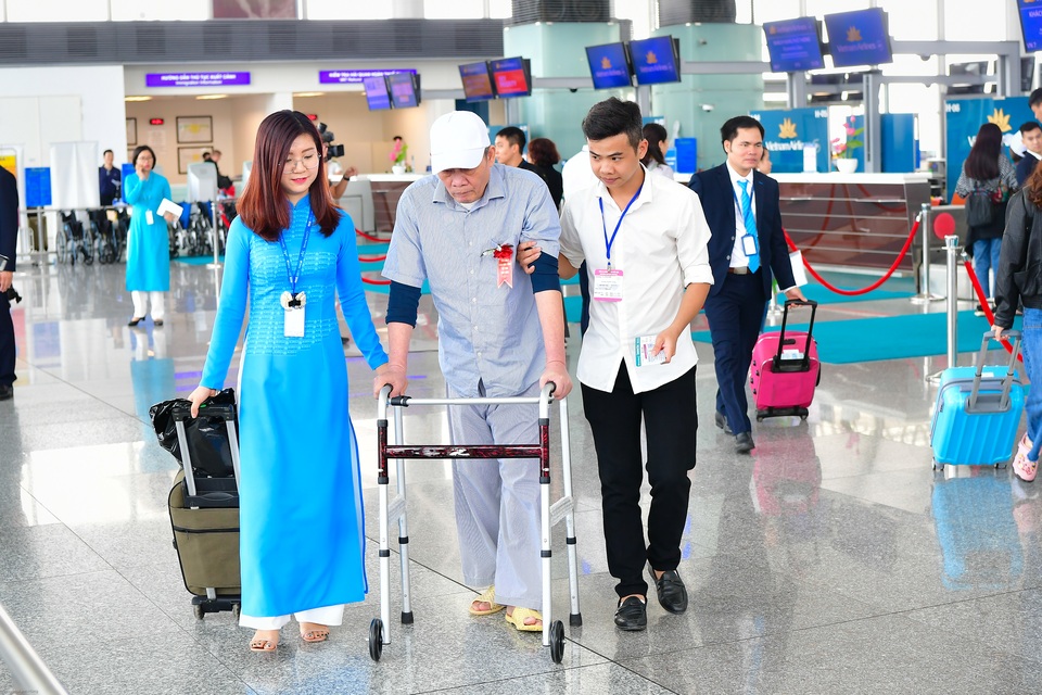 Chuyến bay đặc biệt trên chiếc Boeing 787 của các cụ già ở nhà dưỡng lão - 3 Chuyến bay đặc biệt trên chiếc Boeing 787 của các cụ già ở nhà dưỡng lão - 3