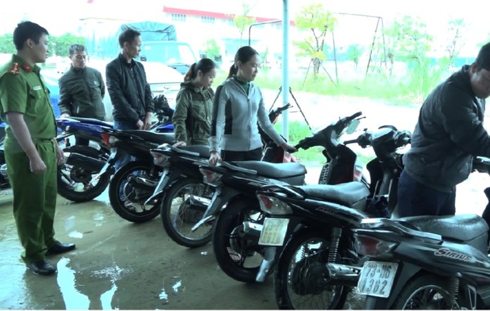 Người dân bất ngờ khi được trao trả xe máy bị mất nhiều tháng trước - 1