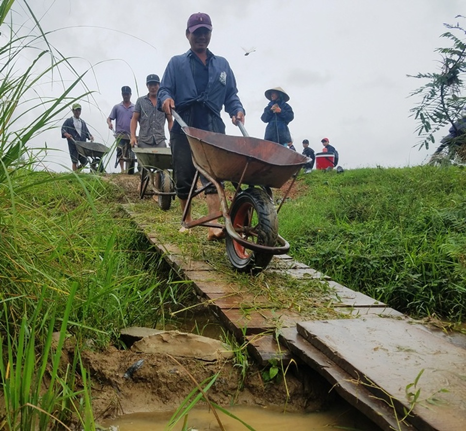 Lo lũ, dân tất bật chuyển mai chạy lũ - 6