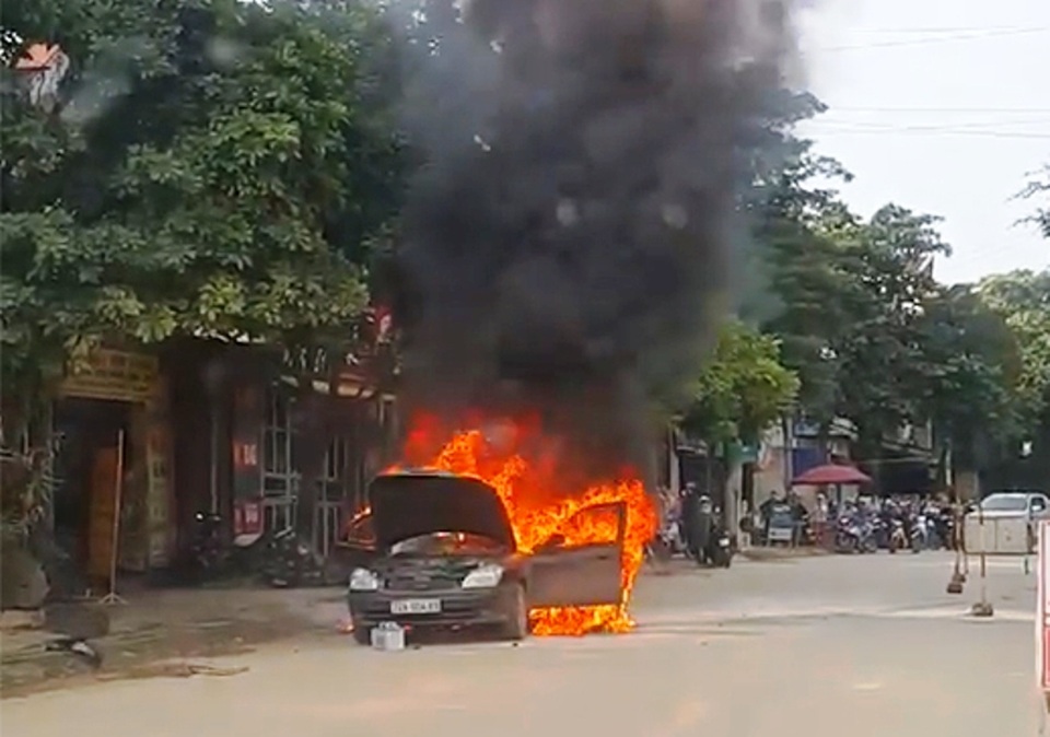 Ô tô con bốc cháy ngùn ngụt trên quốc lộ - 1 Ô tô con bốc cháy ngùn ngụt trên quốc lộ - 1