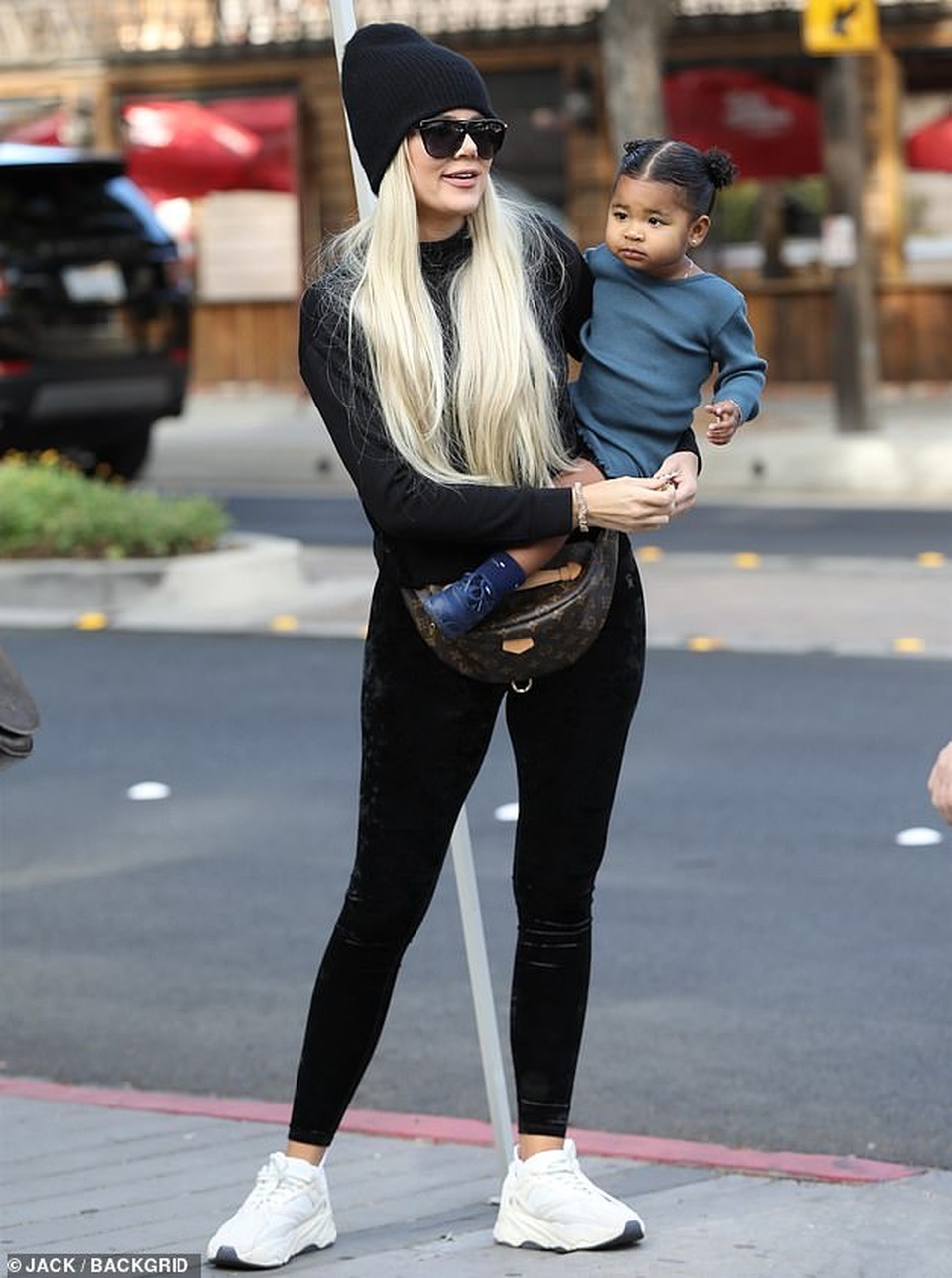 Con gái của Khloe Kardashian càng lớn càng đáng yêu - 1