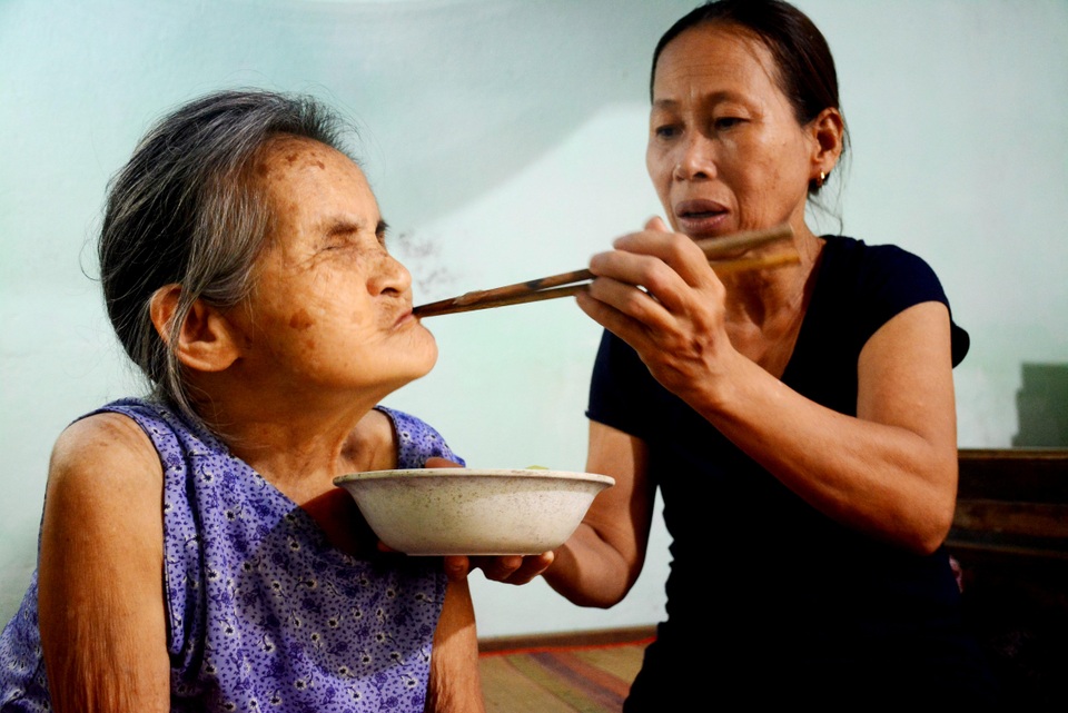 Dù hoàn cảnh nghèo nhưng bà Thu chăm sóc cụ Mịch như mẹ mình Quảng Nam: Người phụ nữ nhận cụ già bị mù về nuôi dưỡng như mẹ ruột