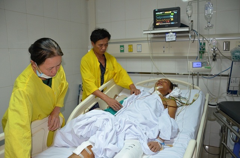 Ám ảnh đôi mắt khát thèm sự sống của chàng trai bị ngã từ tầng 5 xuống đất - 2 Ám ảnh đôi mắt khát thèm sự sống của chàng trai bị ngã từ tầng 5 xuống đất - 2