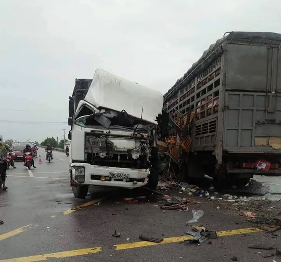 Va chạm giữa 2 xe tải, 4 người bị trọng thương - 1 Va chạm giữa 2 xe tải, 4 người bị trọng thương - 1