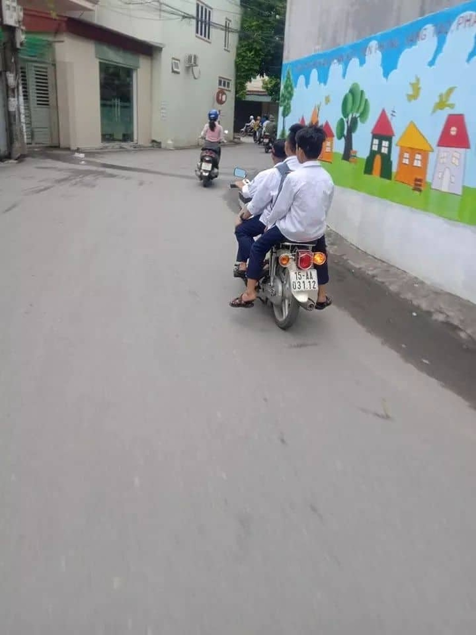 Hiểm nguy rình rập từ những chiếc xe gắn máy biển “AA” - 2 Hiểm nguy rình rập từ những chiếc xe gắn máy biển “AA” - 2