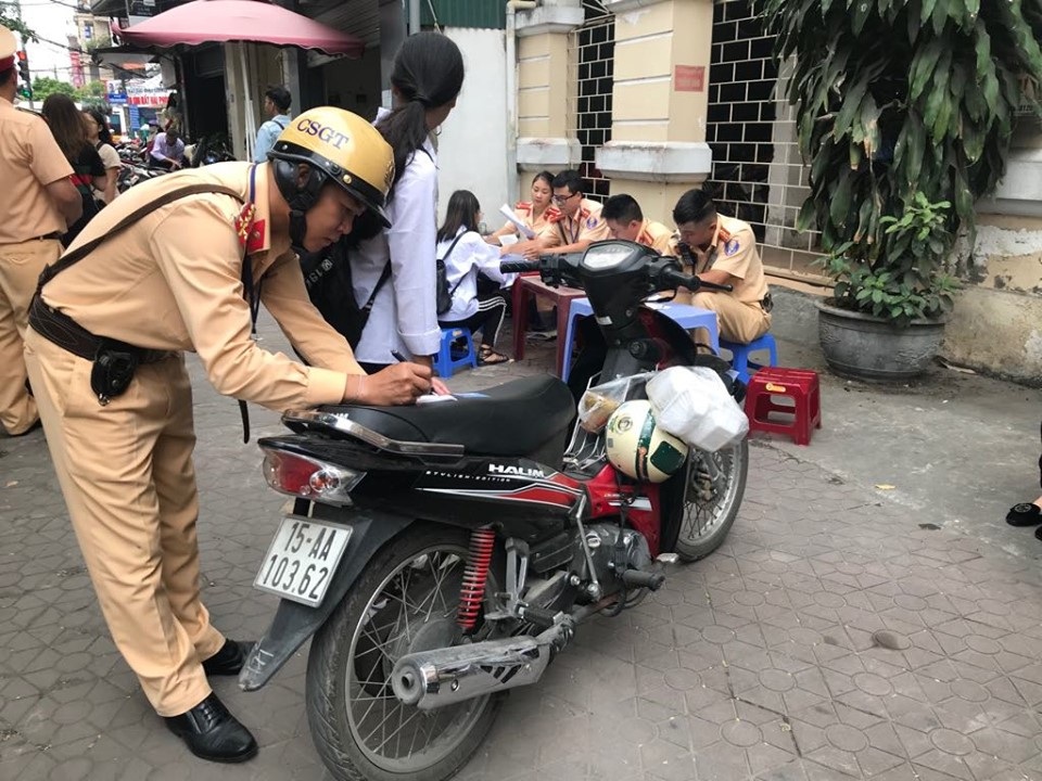 Hiểm nguy rình rập từ những chiếc xe gắn máy biển “AA” - 4 Hiểm nguy rình rập từ những chiếc xe gắn máy biển “AA” - 4