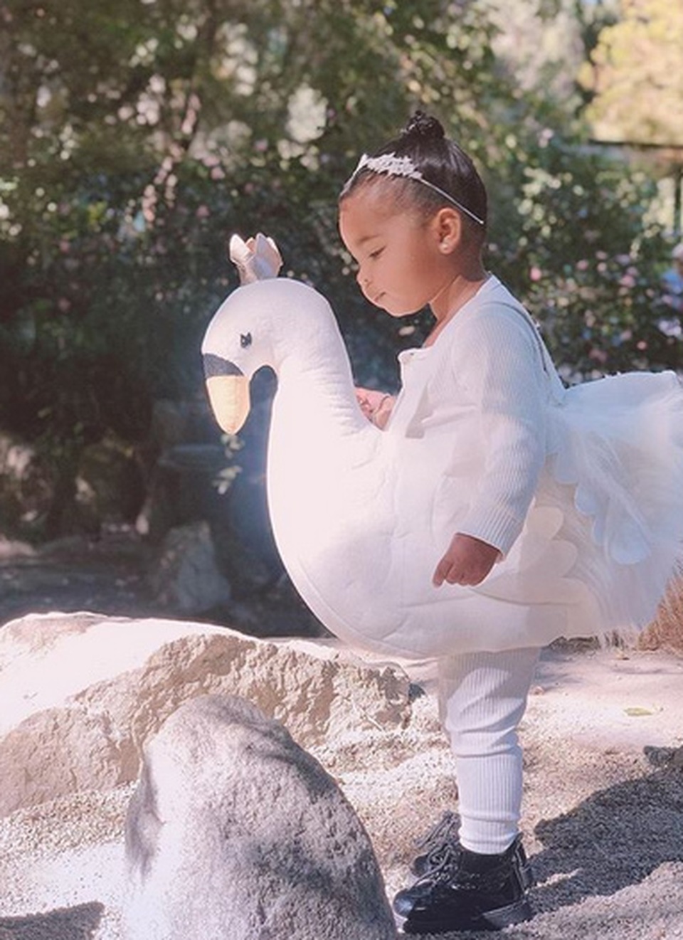 Con gái của Khloe Kardashian càng lớn càng đáng yêu - 6