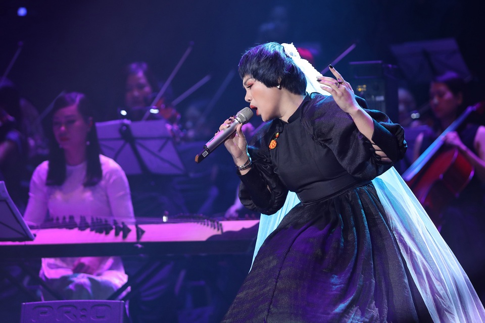 Thanh Lam, Ngọc Khuê hát như “lên đồng” trong đêm nhạc Nguyễn Vĩnh Tiến - 10 Thanh Lam, Ngọc Khuê hát như “lên đồng” trong đêm nhạc Nguyễn Vĩnh Tiến - 10