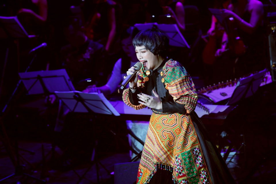 Thanh Lam, Ngọc Khuê hát như “lên đồng” trong đêm nhạc Nguyễn Vĩnh Tiến - 9 Thanh Lam, Ngọc Khuê hát như “lên đồng” trong đêm nhạc Nguyễn Vĩnh Tiến - 9
