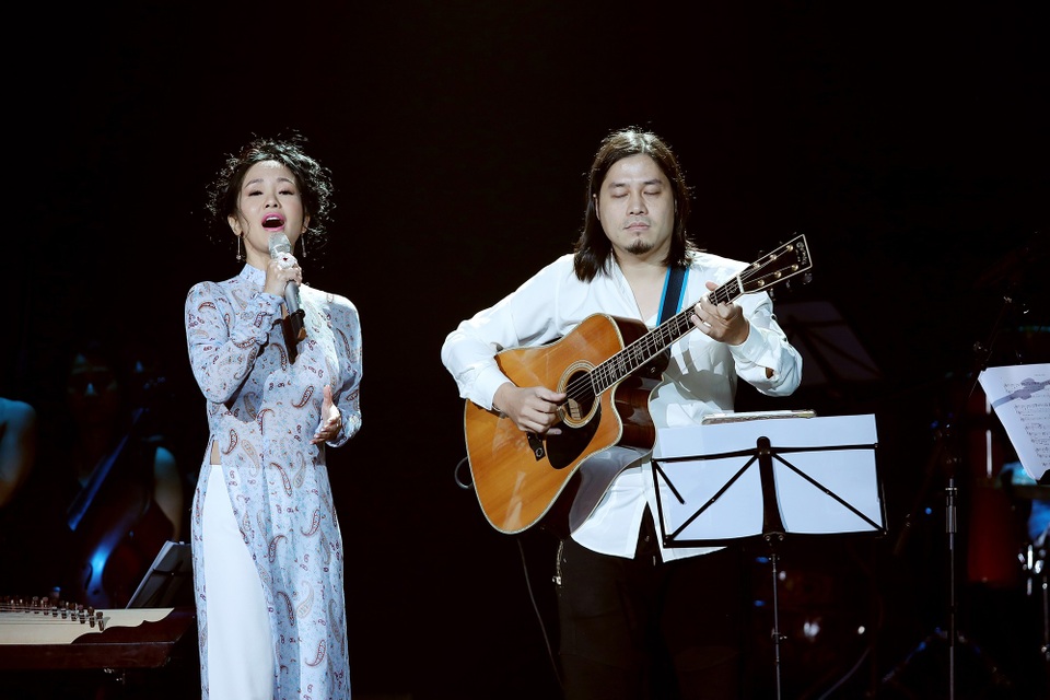 Thanh Lam, Ngọc Khuê hát như “lên đồng” trong đêm nhạc Nguyễn Vĩnh Tiến - 2 Thanh Lam, Ngọc Khuê hát như “lên đồng” trong đêm nhạc Nguyễn Vĩnh Tiến - 2