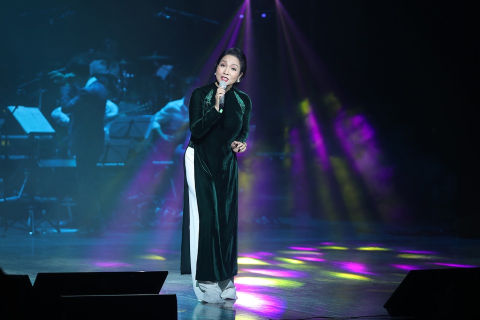 Thanh Lam, Ngọc Khuê hát như “lên đồng” trong đêm nhạc Nguyễn Vĩnh Tiến - 5 Thanh Lam, Ngọc Khuê hát như “lên đồng” trong đêm nhạc Nguyễn Vĩnh Tiến - 5