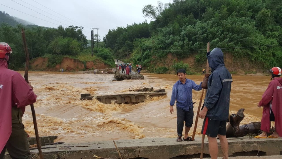 Thót tim cảnh người dân ghép cây làm cầu tạm vượt sông trong lũ - 3