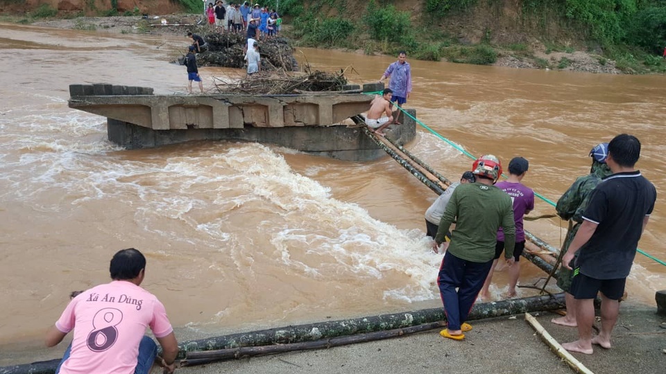 Thót tim cảnh người dân ghép cây làm cầu tạm vượt sông trong lũ - 4