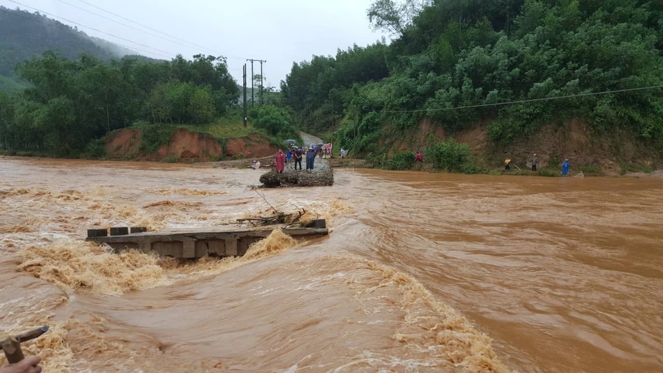 Thót tim cảnh người dân ghép cây làm cầu tạm vượt sông trong lũ - 2