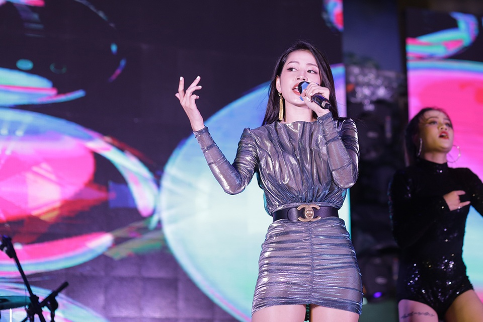 Chi Pu, Yanbi cùng sinh viên ĐH Kiến trúc Hà Nội quậy tưng bừng trong mưa - 1 Chi Pu, Yanbi cùng sinh viên ĐH Kiến trúc Hà Nội quậy tưng bừng trong mưa - 1