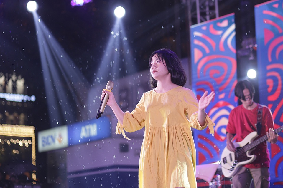 Chi Pu, Yanbi cùng sinh viên ĐH Kiến trúc Hà Nội quậy tưng bừng trong mưa - 9 Chi Pu, Yanbi cùng sinh viên ĐH Kiến trúc Hà Nội quậy tưng bừng trong mưa - 9