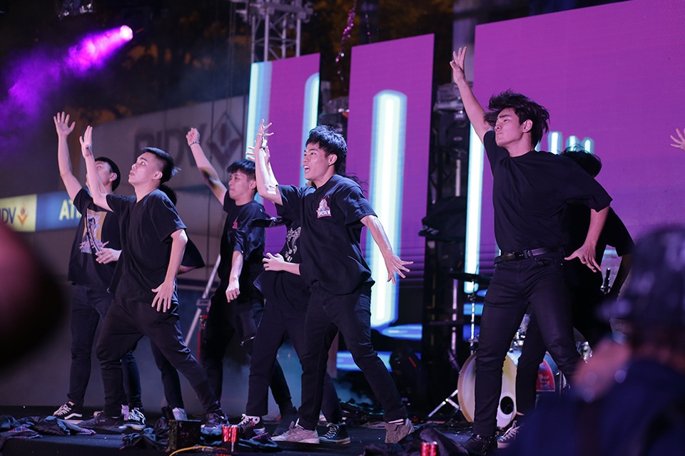 Chi Pu, Yanbi cùng sinh viên ĐH Kiến trúc Hà Nội quậy tưng bừng trong mưa - 10 Chi Pu, Yanbi cùng sinh viên ĐH Kiến trúc Hà Nội quậy tưng bừng trong mưa - 10