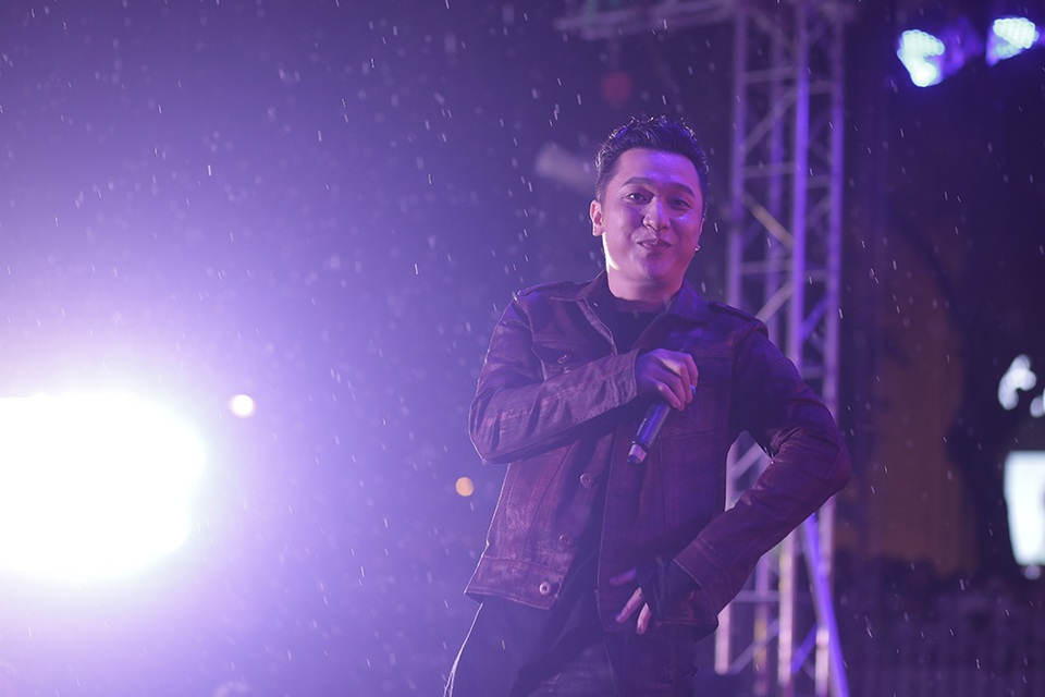 Chi Pu, Yanbi cùng sinh viên ĐH Kiến trúc Hà Nội quậy tưng bừng trong mưa - 4 Chi Pu, Yanbi cùng sinh viên ĐH Kiến trúc Hà Nội quậy tưng bừng trong mưa - 4