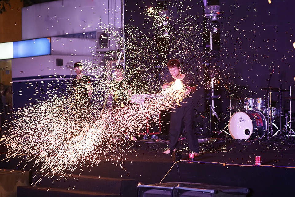 Chi Pu, Yanbi cùng sinh viên ĐH Kiến trúc Hà Nội quậy tưng bừng trong mưa - 5 Chi Pu, Yanbi cùng sinh viên ĐH Kiến trúc Hà Nội quậy tưng bừng trong mưa - 5