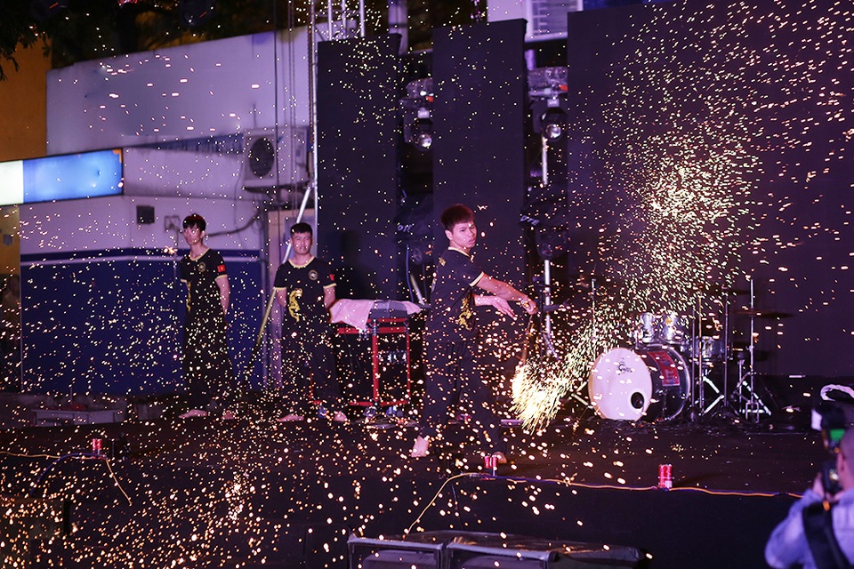 Chi Pu, Yanbi cùng sinh viên ĐH Kiến trúc Hà Nội quậy tưng bừng trong mưa - 6 Chi Pu, Yanbi cùng sinh viên ĐH Kiến trúc Hà Nội quậy tưng bừng trong mưa - 6