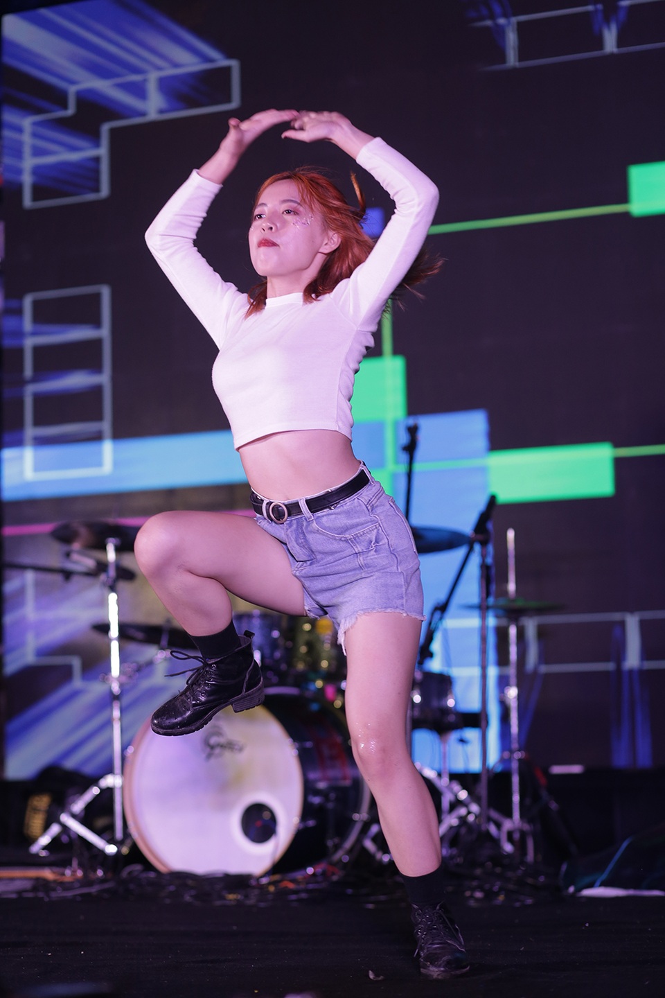 Chi Pu, Yanbi cùng sinh viên ĐH Kiến trúc Hà Nội quậy tưng bừng trong mưa - 7 Chi Pu, Yanbi cùng sinh viên ĐH Kiến trúc Hà Nội quậy tưng bừng trong mưa - 7