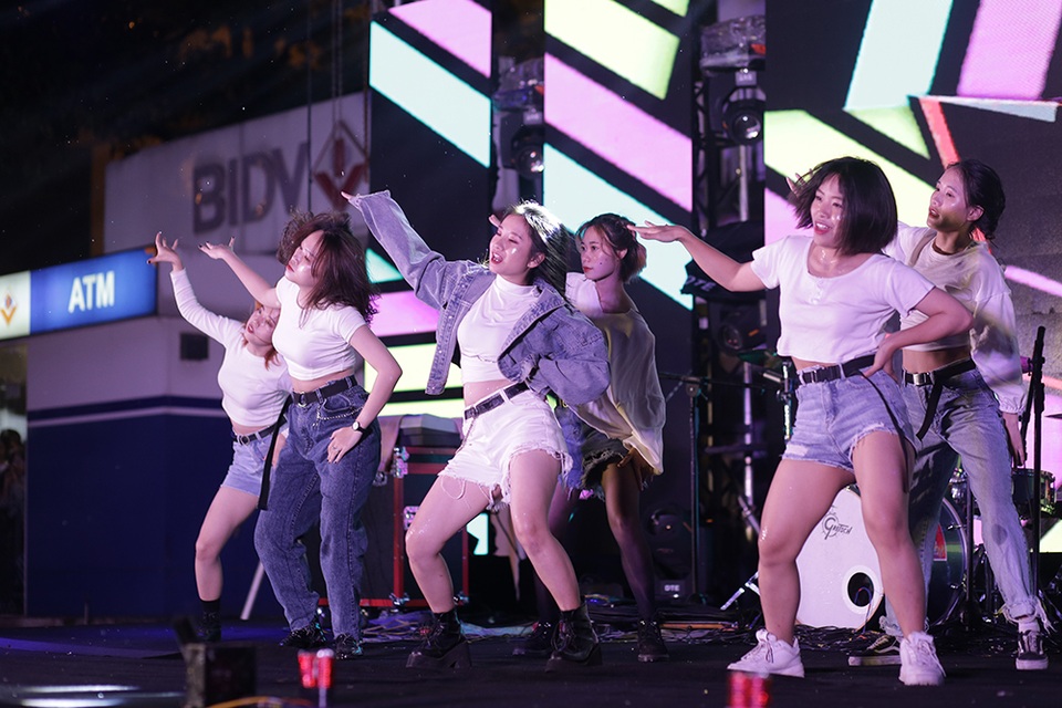 Chi Pu, Yanbi cùng sinh viên ĐH Kiến trúc Hà Nội quậy tưng bừng trong mưa - 8 Chi Pu, Yanbi cùng sinh viên ĐH Kiến trúc Hà Nội quậy tưng bừng trong mưa - 8