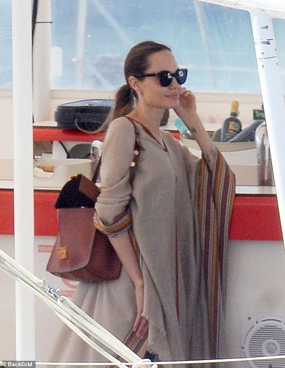 Angelina Jolie giản dị đưa các con đi chơi cuối tuần - 5