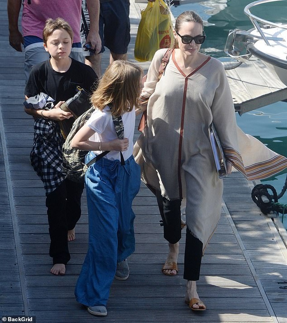 Angelina Jolie giản dị đưa các con đi chơi cuối tuần - 3