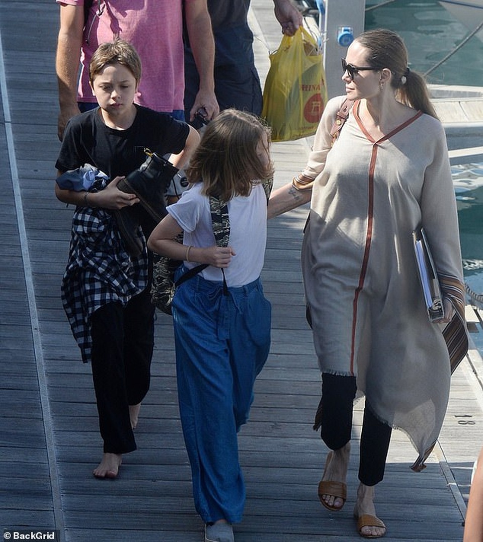 Angelina Jolie giản dị đưa các con đi chơi cuối tuần - 8