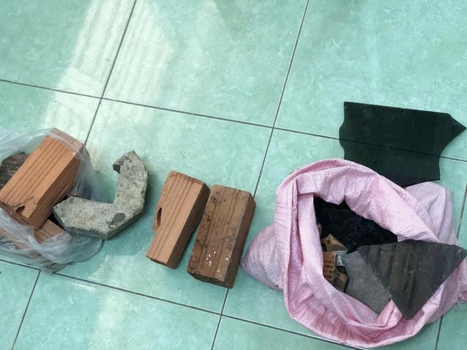 Nhóm thiếu niên chuyên tụ tập đua xe, ném gạch đá vào nhà dân - 1 Nhóm thiếu niên chuyên tụ tập đua xe, ném gạch đá vào nhà dân - 1