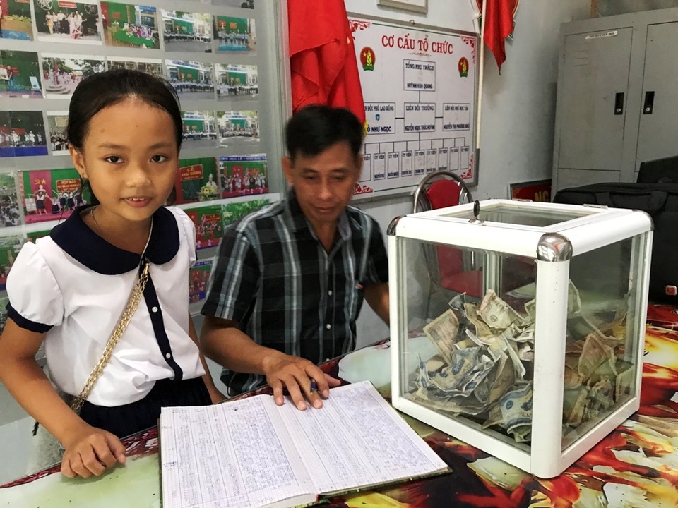 Hàng trăm lượt học sinh nhặt được tiền, vàng đã mang trả lại - 2 Hàng trăm lượt học sinh nhặt được tiền, vàng đã mang trả lại - 2