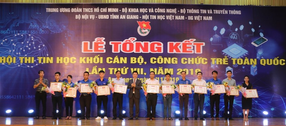 Hội thi Tin học khối cán bộ, công chức trẻ: Kiên Giang giành giải Nhất toàn đoàn - 1 Hội thi Tin học khối cán bộ, công chức trẻ: Kiên Giang giành giải Nhất toàn đoàn - 1