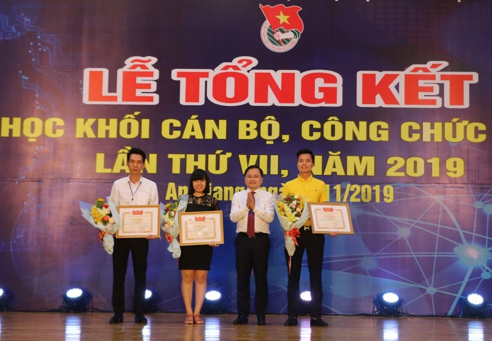 Hội thi Tin học khối cán bộ, công chức trẻ: Kiên Giang giành giải Nhất toàn đoàn - 2 Hội thi Tin học khối cán bộ, công chức trẻ: Kiên Giang giành giải Nhất toàn đoàn - 2